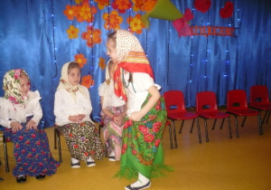 Dziewczynki tańczą taniec "Babuszki staruszki"